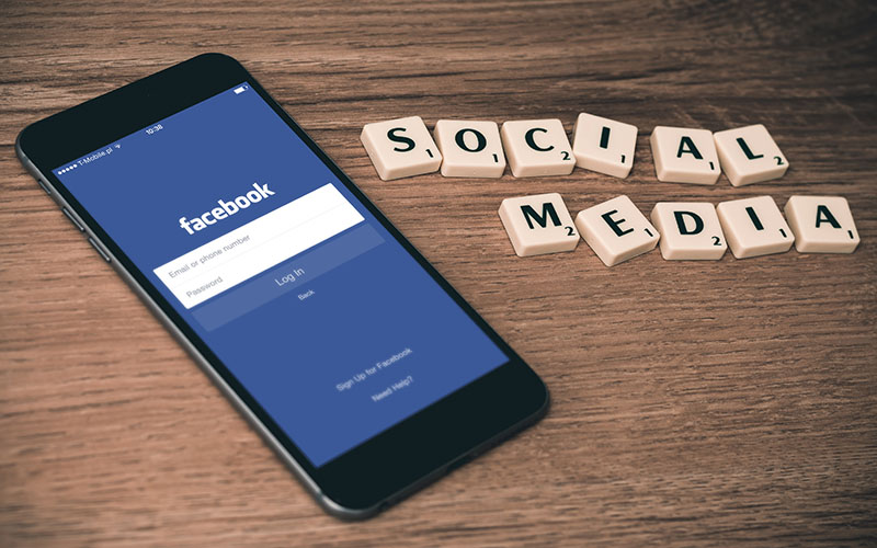 κινητό τηλέφωνο δείχνει το facebook, πλακακια με τα γράμματα social media